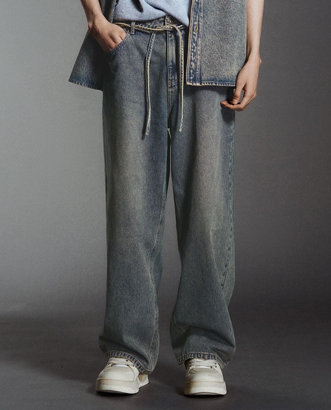 URBAN REVIVO - Quần jeans nam ống rộng phối dây rút