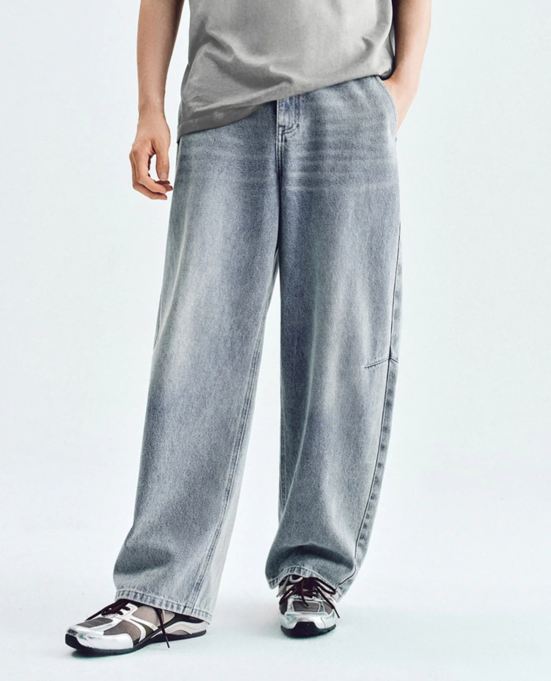 URBAN REVIVO - Quần jeans nam ống rộng wash bạc