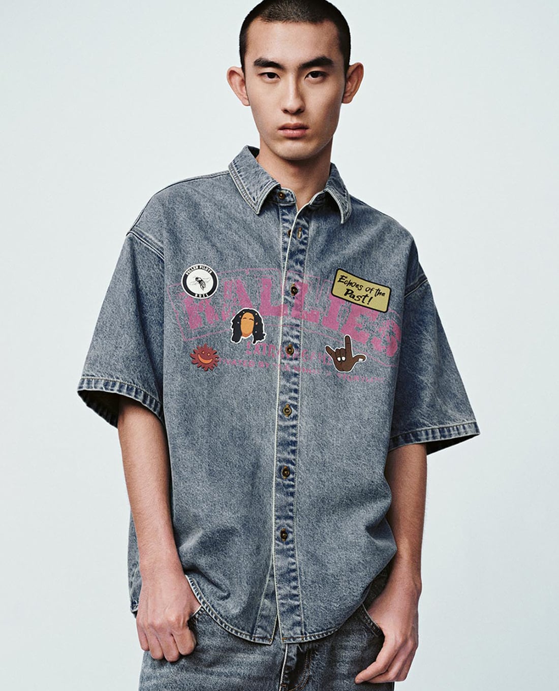 URBAN REVIVO - Áo sơ mi denim nam tay ngắn in họa tiết