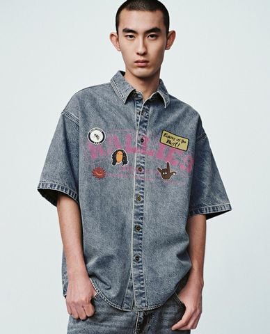  URBAN REVIVO - Áo sơ mi denim nam tay ngắn in họa tiết 