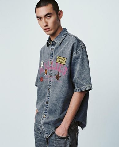  URBAN REVIVO - Áo sơ mi denim nam tay ngắn in họa tiết 