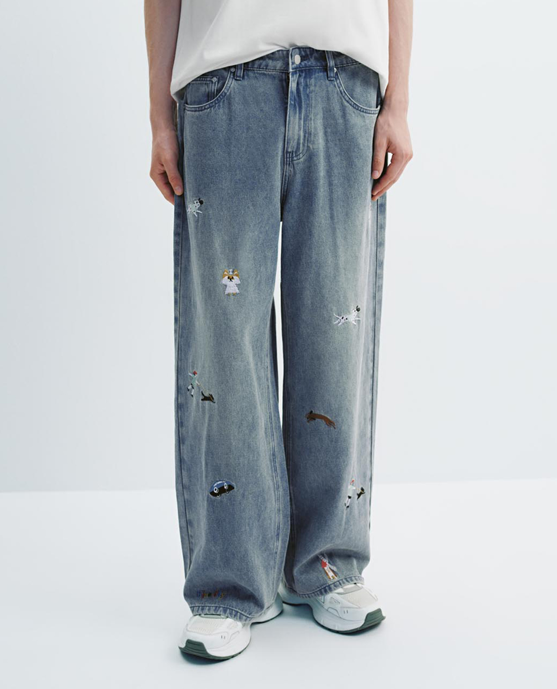 URBAN REVIVO - Quần jeans nam ống rộng thêu họa tiết