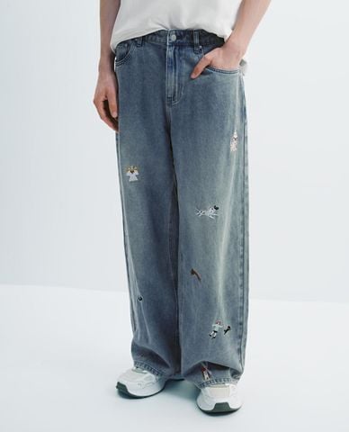  URBAN REVIVO - Quần jeans nam ống rộng thêu họa tiết 