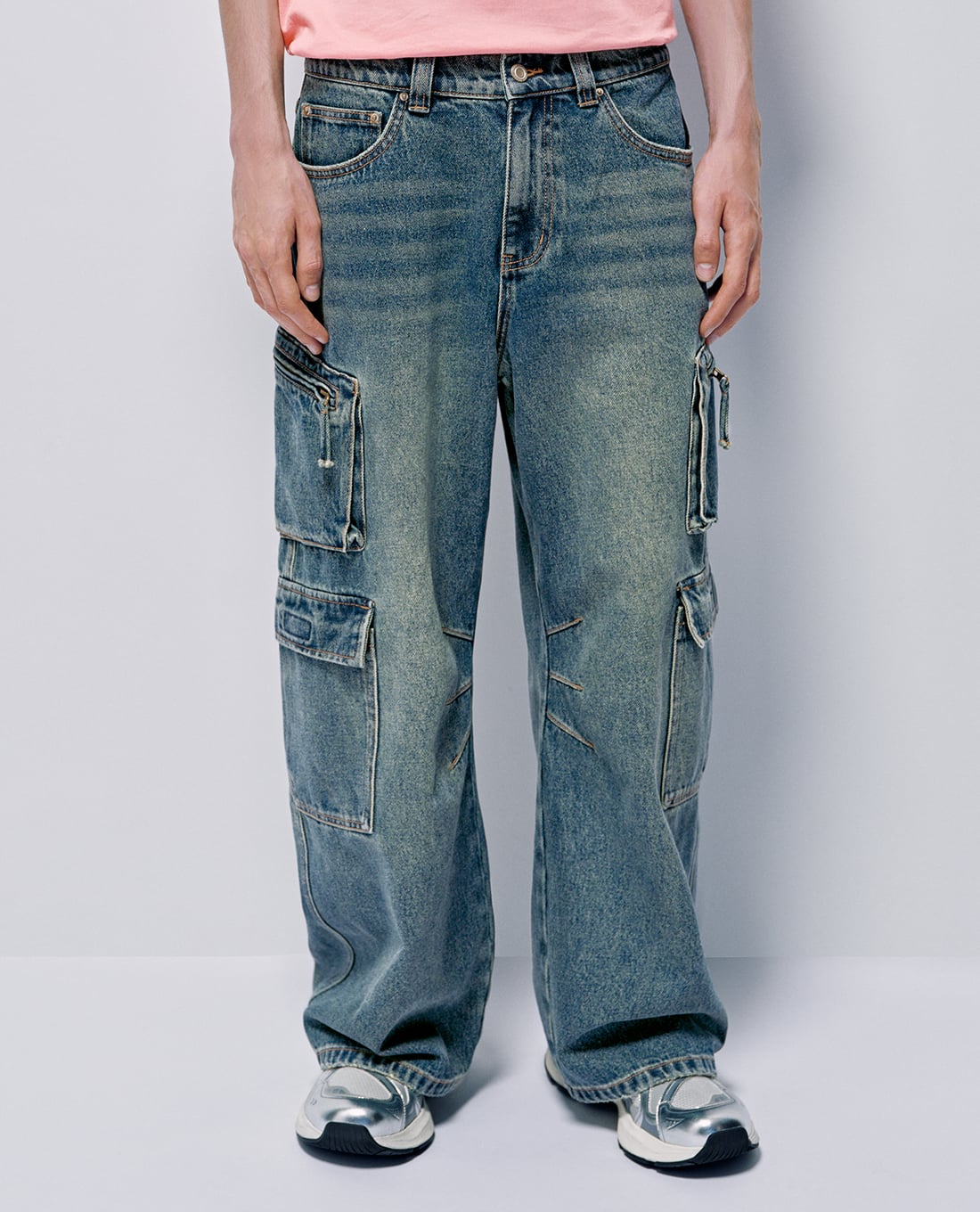 URBAN REVIVO - Quần jeans nam ống rộng phối túi hộp