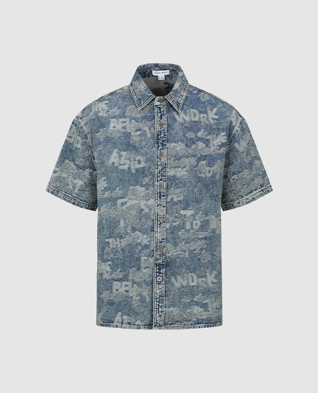 URBAN REVIVO - Áo sơ mi denim nam cổ bẻ tay ngắn họa tiết chữ