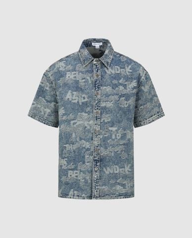  URBAN REVIVO - Áo sơ mi denim nam cổ bẻ tay ngắn họa tiết chữ 
