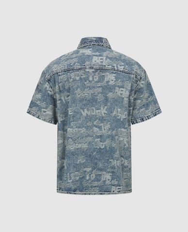  URBAN REVIVO - Áo sơ mi denim nam cổ bẻ tay ngắn họa tiết chữ 