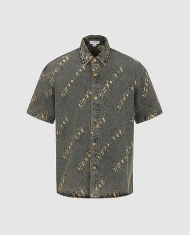  URBAN REVIVO - Áo sơ mi denim nam tay ngắn họa tiết chữ 