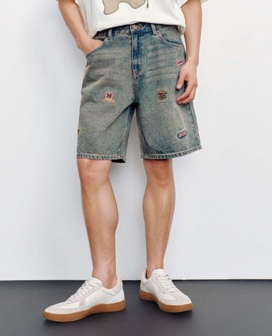  URBAN REVIVO - Quần short jeans nam wash bạc đính stickers 