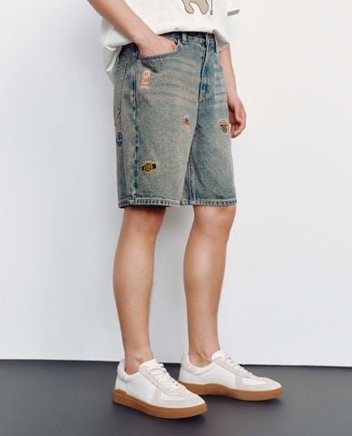  URBAN REVIVO - Quần short jeans nam wash bạc đính stickers 