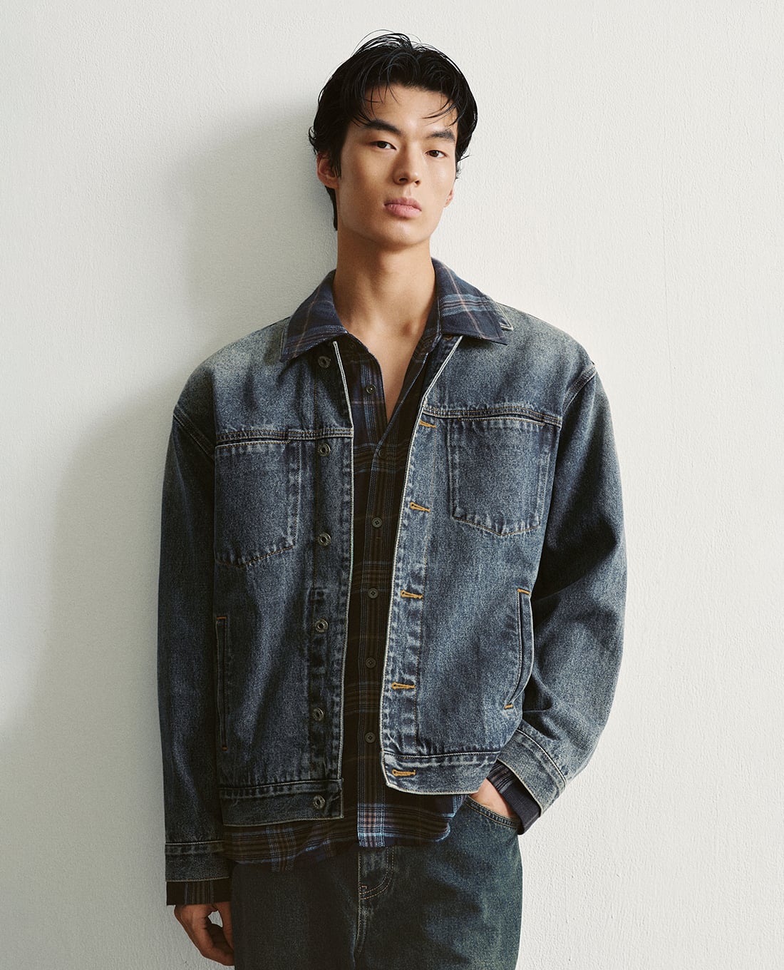 URBAN REVIVO - Áo khoác denim nam tay dài phối túi