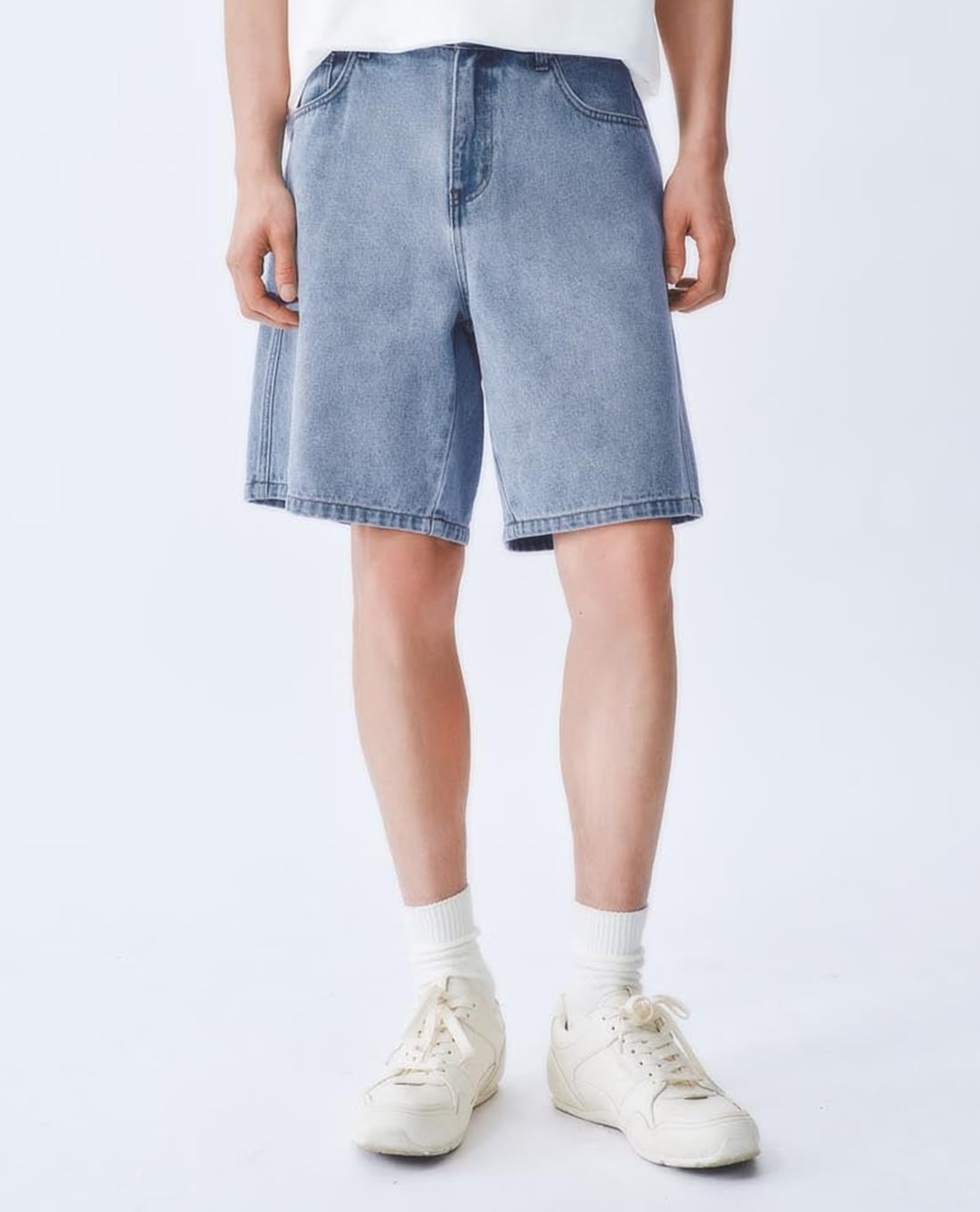 URBAN REVIVO - Quần short jeans nam ngang gối cổ điển