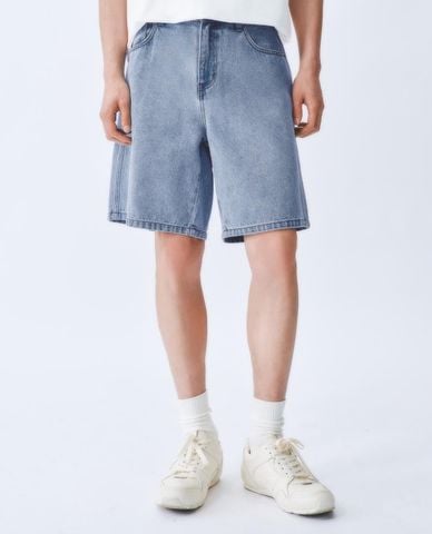 URBAN REVIVO - Quần short jeans nam ngang gối cổ điển 