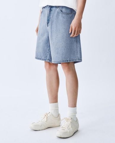  URBAN REVIVO - Quần short jeans nam ngang gối cổ điển 