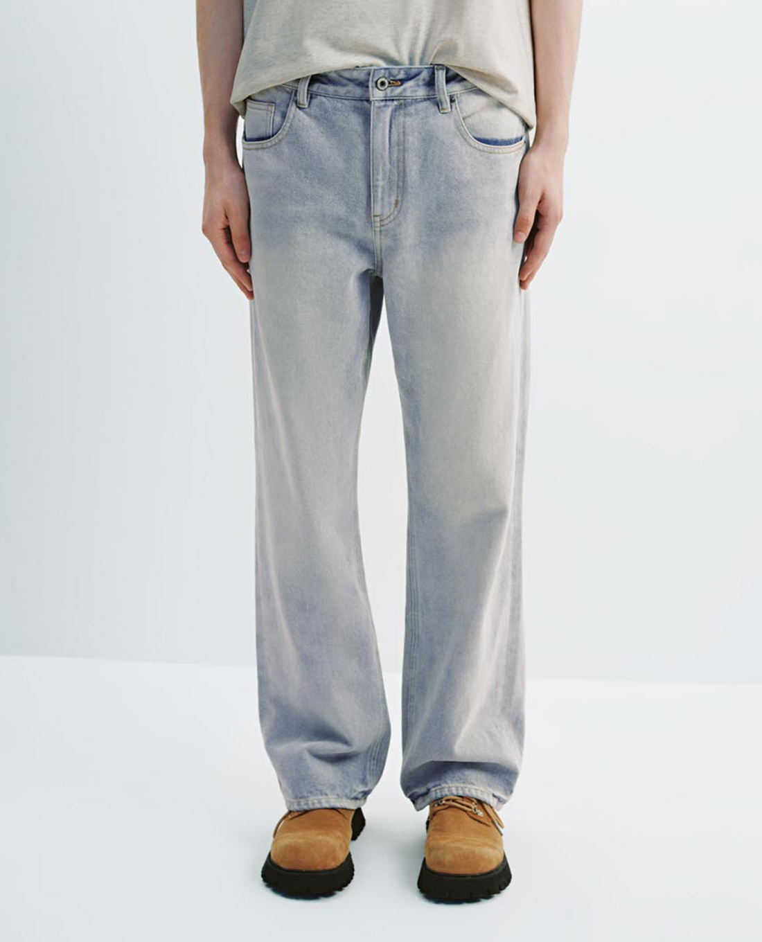 URBAN REVIVO - Quần jeans nam ống rộng wash bạc