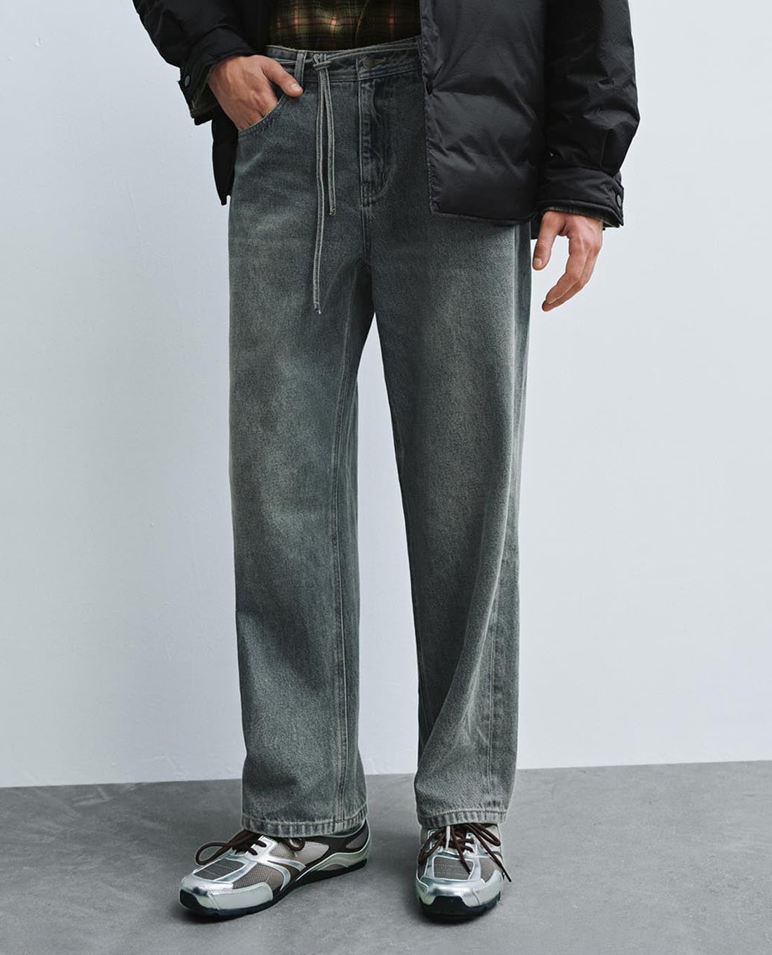 URBAN REVIVO - Quần jeans nam ống đứng wash bạc