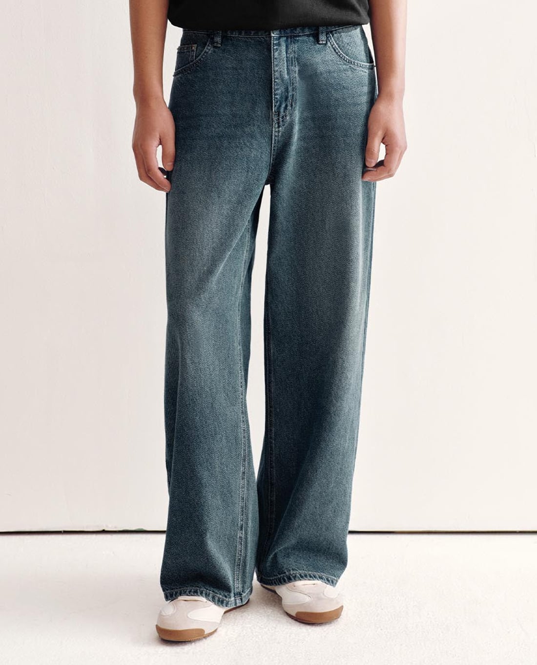 URBAN REVIVO - Quần jeans nam ống rộng wash bạc