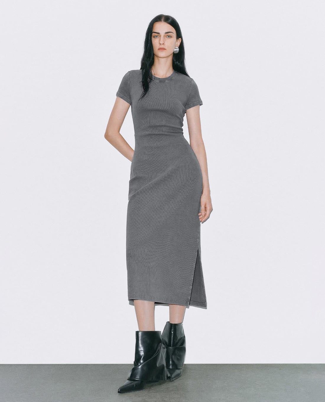 URBAN REVIVO - Đầm midi cổ tròn tay ngắn xẻ tà