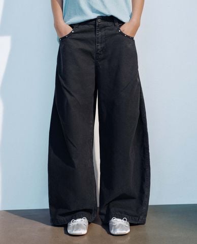 URBAN REVIVO - Quần jeans nữ ống rộng phối đinh tán 