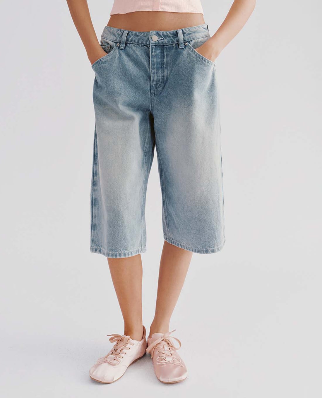 URBAN REVIVO - Quần short jeans nữ ống rộng wash bạc