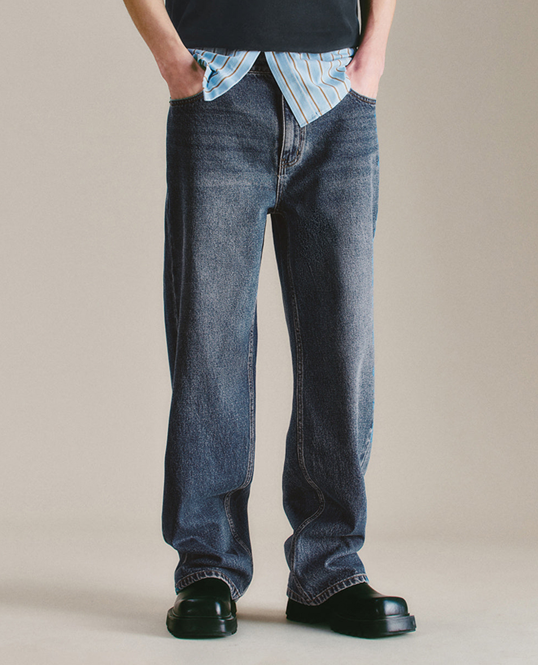 URBAN REVIVO - Quần jeans nam ống rộng wash bạc