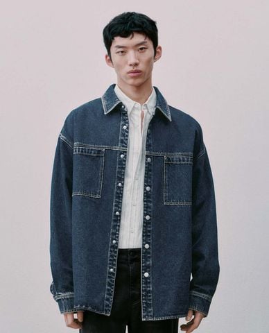 URBAN REVIVO - Áo sơ mi denim nam cổ bẻ tay dài phối nút 