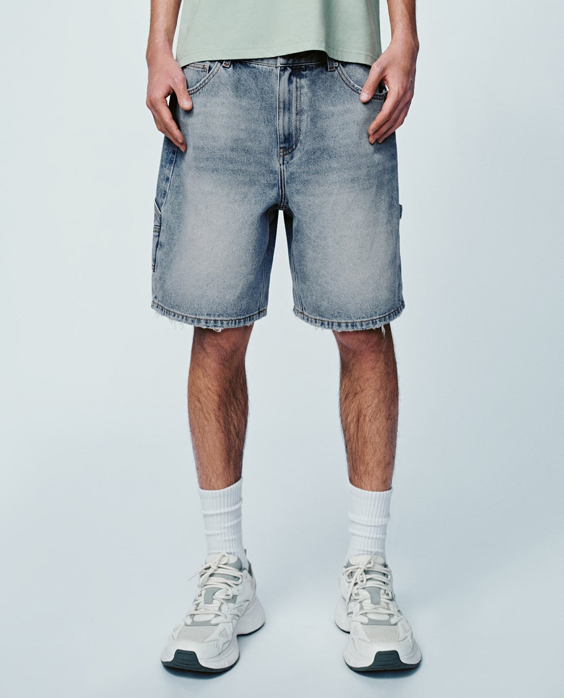 URBAN REVIVO - Quần short jeans nam wash bạc