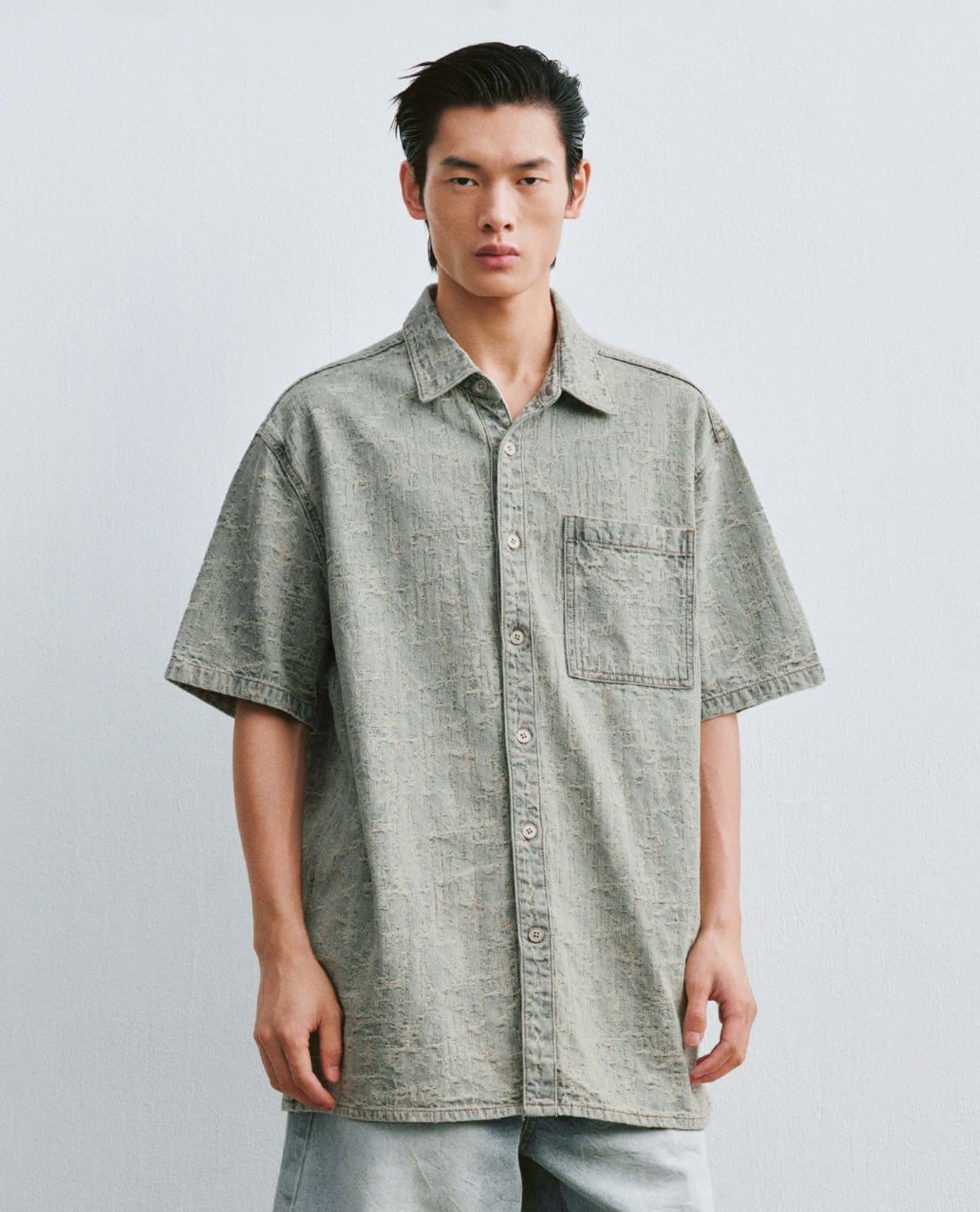 URBAN REVIVO - Áo sơ mi denim nam tay ngắn wash cổ điển