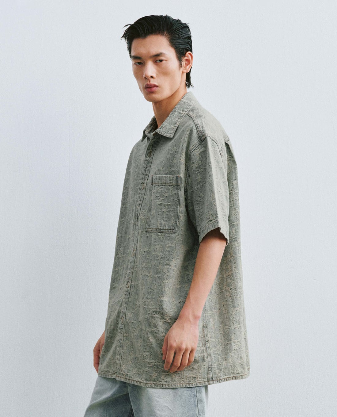 Urban Revivo áo sơ mi denim nam tay ngắn wash cổ điển