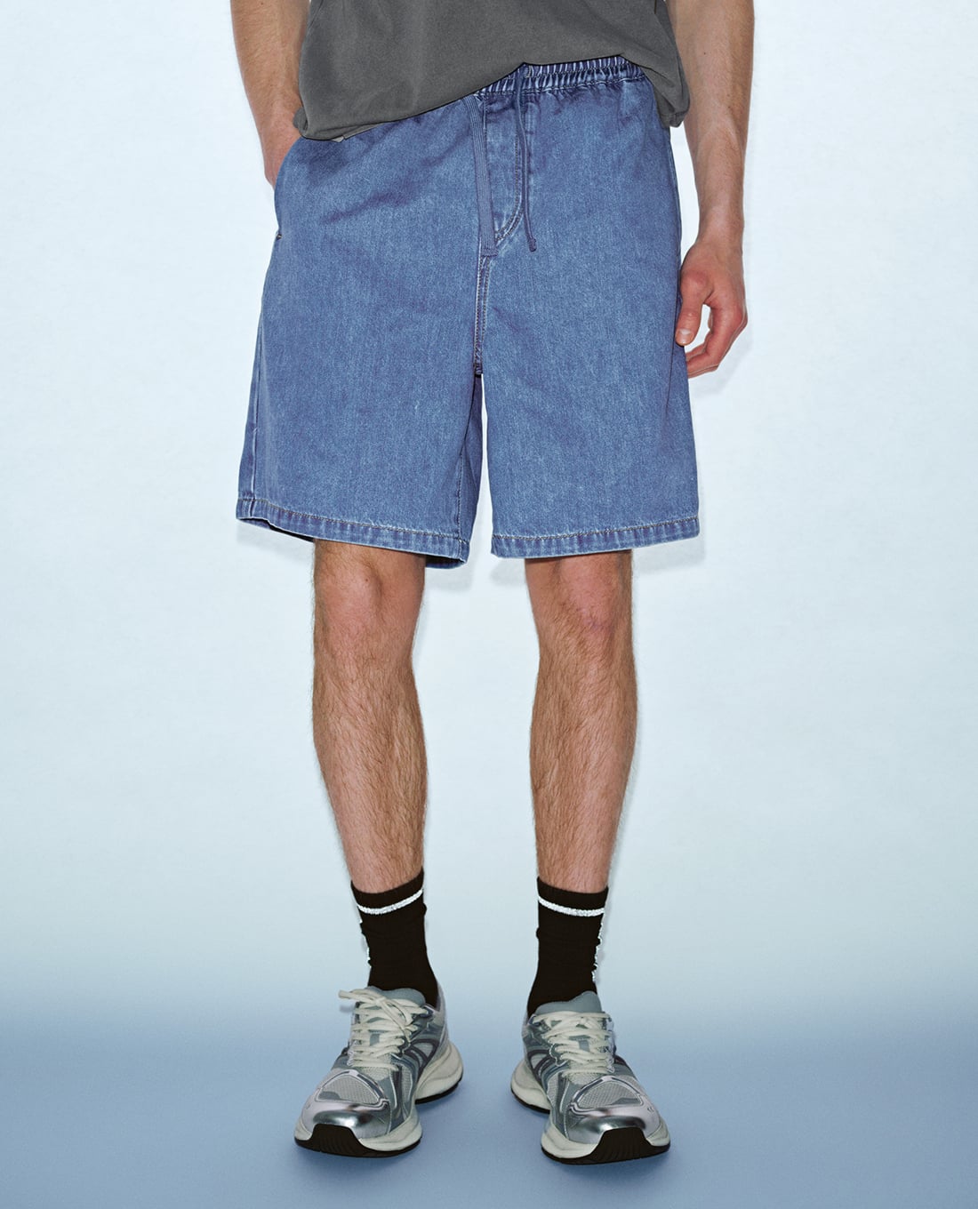 URBAN REVIVO - Quần short jeans nam lưng thun dây rút