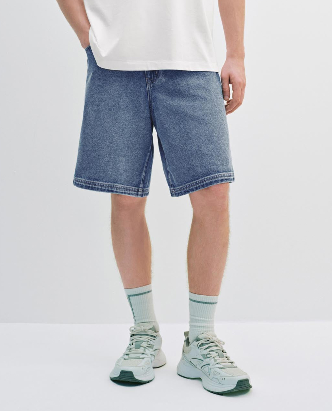 URBAN REVIVO - Quần short jeans nam ngang gối