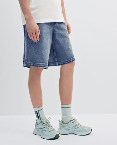  URBAN REVIVO - Quần short jeans nam ngang gối 