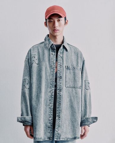  URBAN REVIVO - Áo khoác denim nam túi hộp thêu chữ 