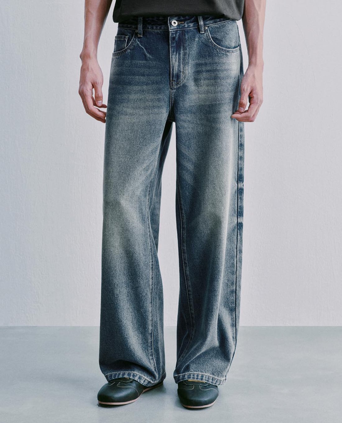 URBAN REVIVO - Quần jeans nam ống rộng wash bạc