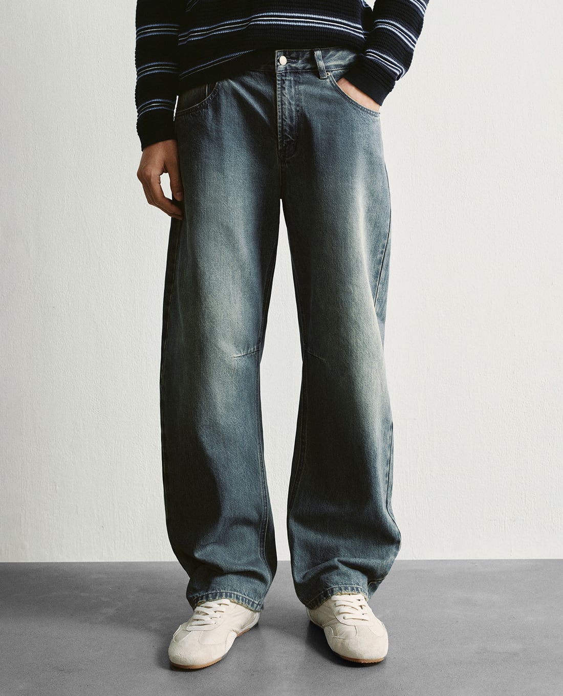 URBAN REVIVO - Quần jeans nam ống rộng wash bạc
