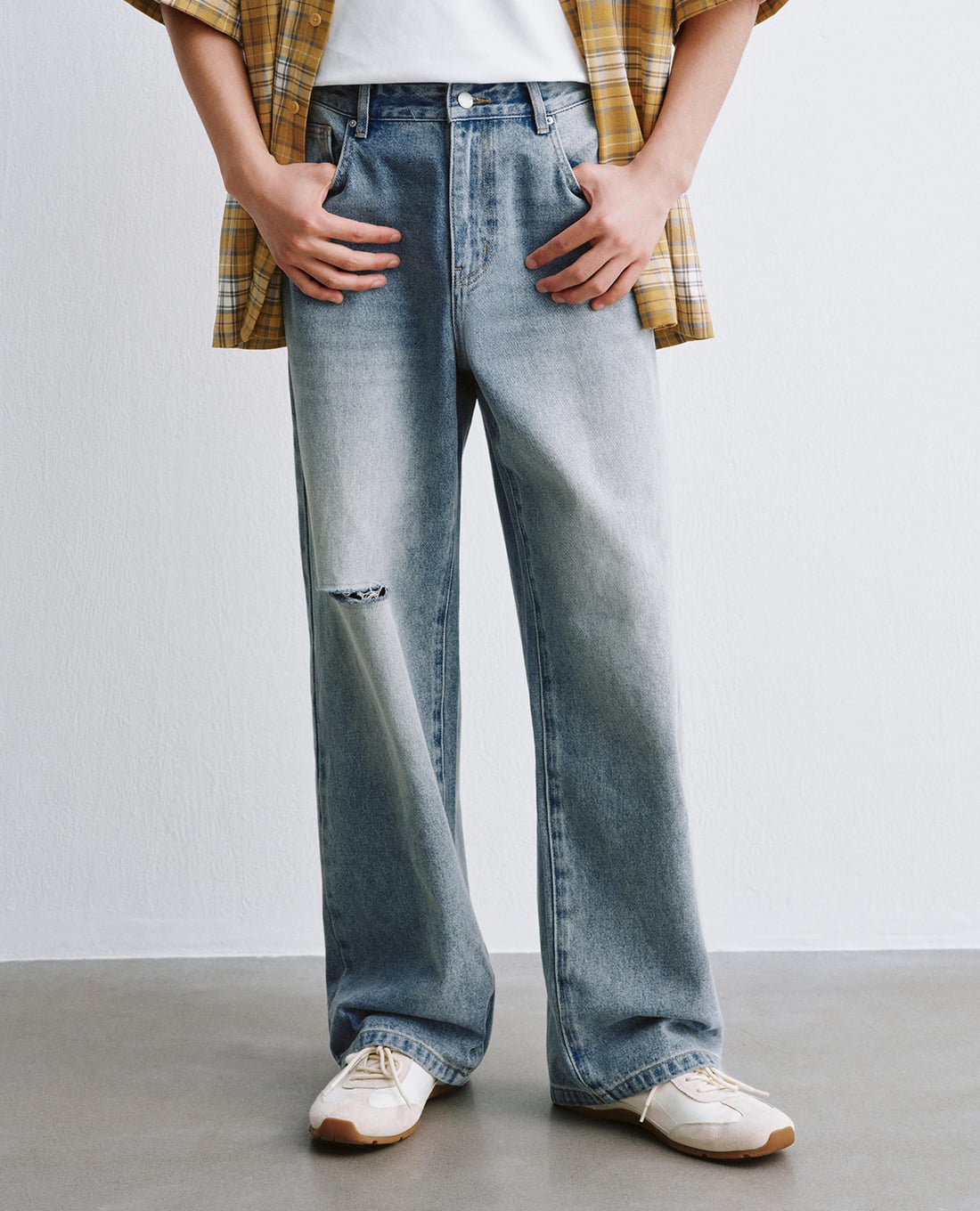URBAN REVIVO - Quần jeans nam ống rộng wash bạc rách gối