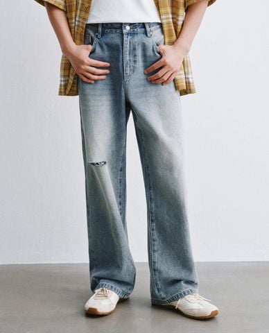  URBAN REVIVO - Quần jeans nam ống rộng wash bạc rách gối 