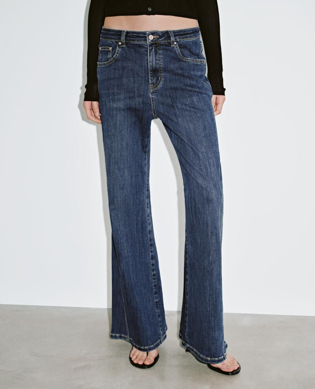 URBAN REVIVO - Quần jeans nữ ống loe cổ điển