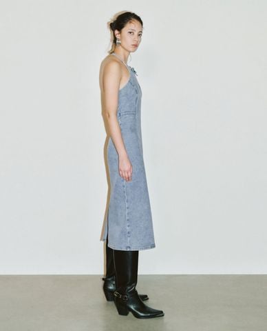  URBAN REVIVO - Đầm denim midi cổ yếm phối nơ 