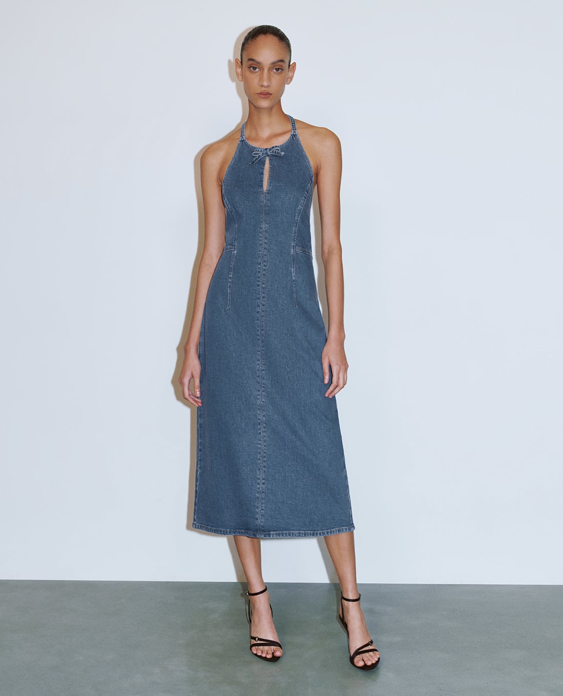 URBAN REVIVO - Đầm denim midi cổ yếm