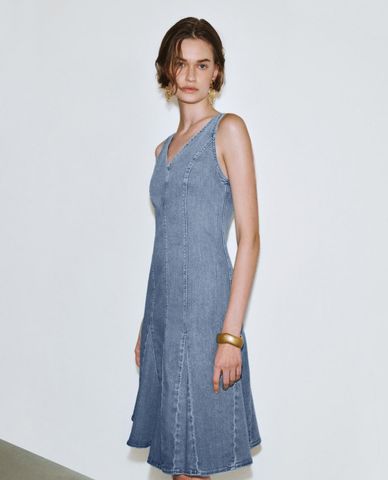  URBAN REVIVO - Đầm denim sát nách cổ V hiện đại 