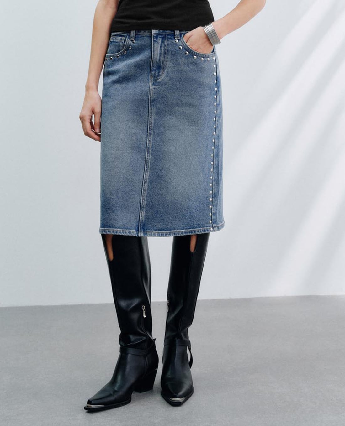URBAN REVIVO - Chân váy denim midi đính đá