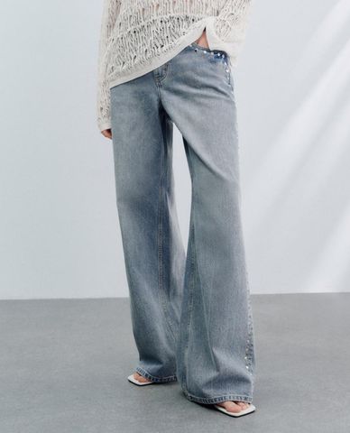  URBAN REVIVO - Quần jeans nữ ống rộng phối nút bấm tròn 