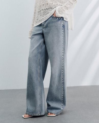  URBAN REVIVO - Quần jeans nữ ống rộng phối nút bấm tròn 