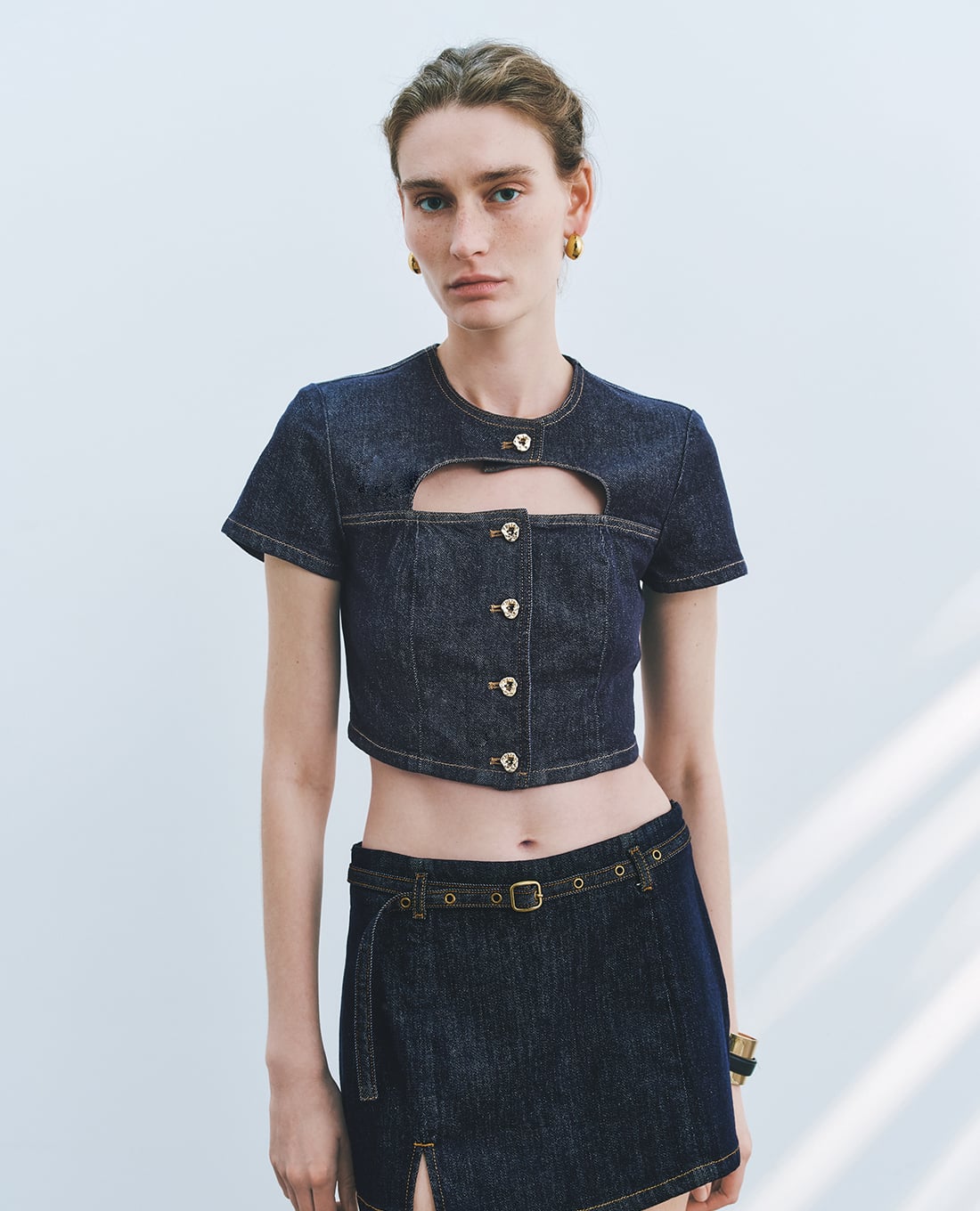 URBAN REVIVO - Áo croptop nữ denim tay ngắn phối nút