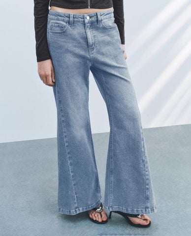  URBAN REVIVO - Quần jeans nữ ống loe wash bạc 