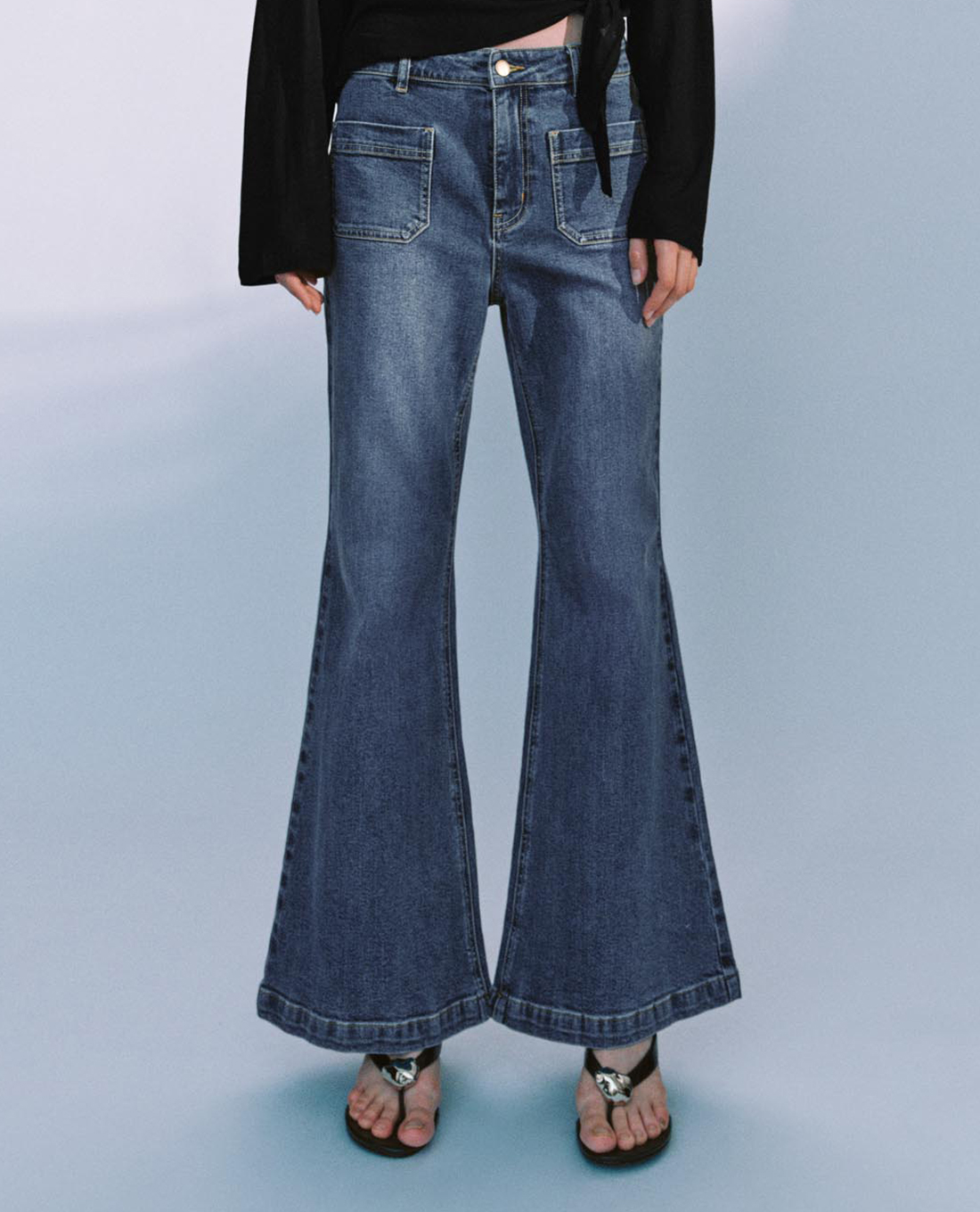 URBAN REVIVO - Quần jeans nữ ống loe túi vuông