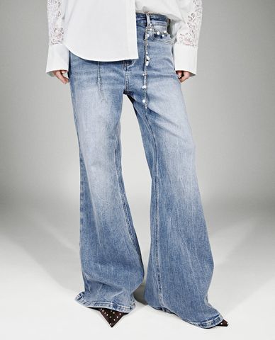  URBAN REVIVO - Quần jeans nữ ống loe wash bạc 