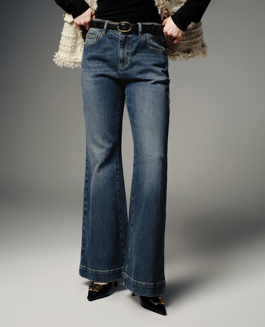 URBAN REVIVO - Quần jeans nữ ống loe kèm thắt lưng