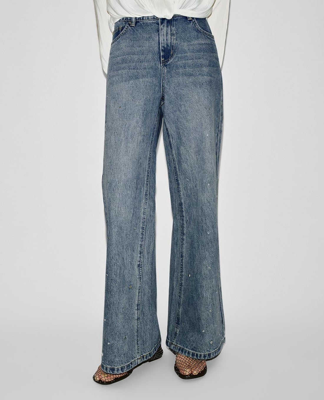 URBAN REVIVO - Quần jeans nữ ống loe wash bạc